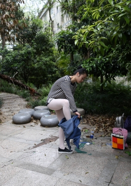 2018-DXG-035【234P】在校园一角脱裤子的白丝长腿舞蹈生女同--