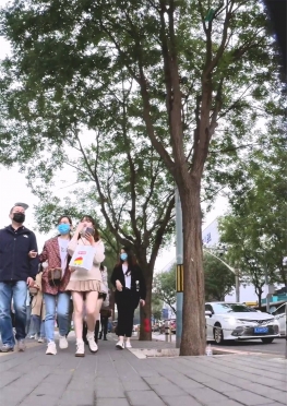 67116和朋友逛街的jk超短裙长腿女孩视频