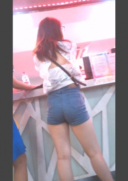 65404-65407魔镜街拍第一站牛仔热裤短裤长腿美女视频