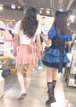 68741戴着口罩逛街的粉色进口端群白丝长腿小姐姐视频