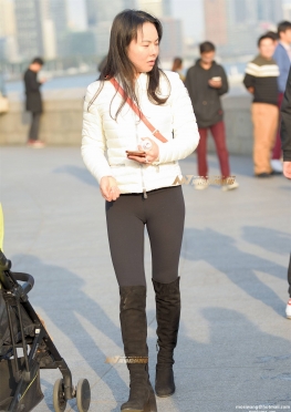 夕阳下的紧身裤美女