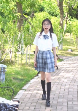 68996一个人逛公园的肉丝足女同学长腿小姐姐视频