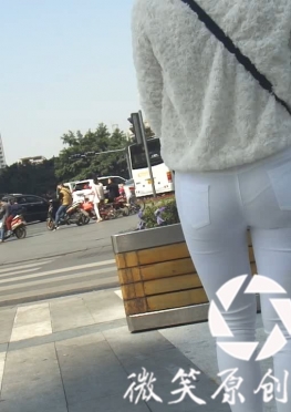 58805广场上等人的白色紧身牛仔裤翘臀长腿美女视频