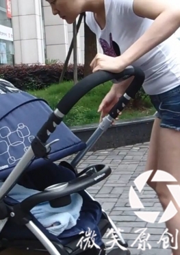 63377推着小车的牛仔热裤大白腿女孩视频