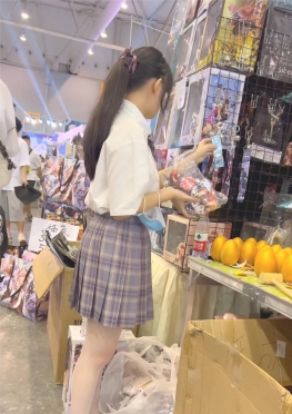 67427逛街的jk短裙白丝长腿女孩视频