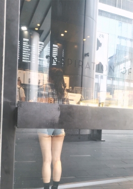 64249-64255露出半个pp的紧身牛仔短裤大白腿美女视频