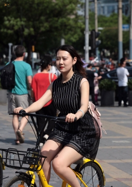 骑行 换个口味 街拍骑车的短裙小姐姐美女图