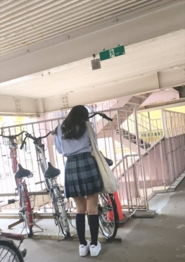 68247和我一起乘地铁回家的jk短裙女同学一直玩手机视频