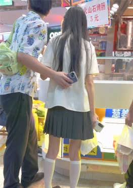 67301穿jk短裙的长腿女孩逛商店视频