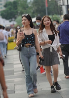 (43794) 紧牛小姐姐 身材真美好 九个太阳街拍