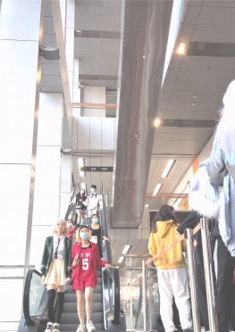 68812乘坐电梯的短裙长腿小姐姐视频