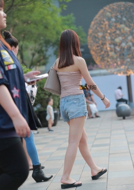 逛街的蓝色牛仔短裤妹子，白腿小姐姐图片