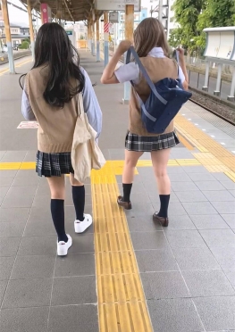 68212乘坐地铁偶遇坐在对面的jk短裙长腿短袜学妹小姐姐视频