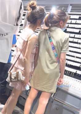 68732逛饰品店的短裙长腿女孩子视频