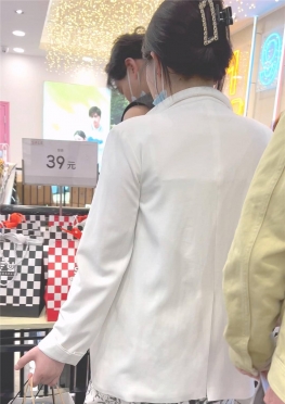 68729摘下口罩逛街的短裙小姐姐视频