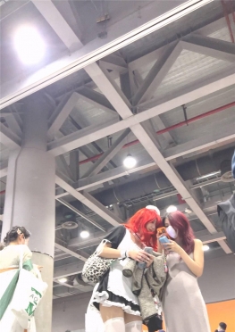 68908漫展偶遇穿白丝的大长腿女孩子视频