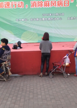 59683-59684-59685-59686逛街的黑色紧身皮裤翘臀美女视频