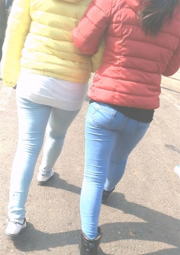 66287厂里下班好几个紧身牛仔裤女孩同事视频