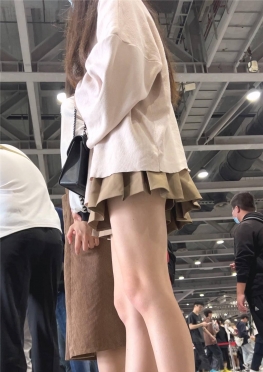68927逛漫展的超短裙百褶裙长腿小姐姐视频