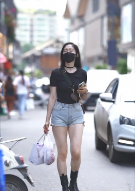62442逛街的牛仔热裤短裤长腿女孩视频