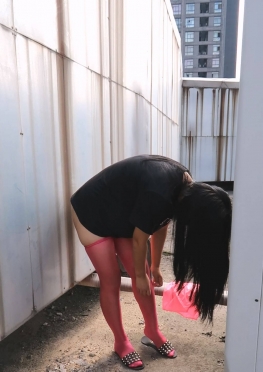 69948在天台上角落里换红色小姐姐的长腿女孩视频