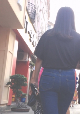 66269逛街的蓝色紧身牛仔裤长腿女孩视频