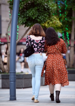 街拍逛街的露腰的紧身牛仔裤大长腿美女图