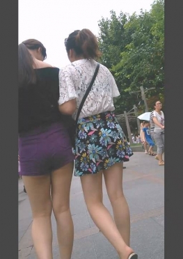 65408魔镜街拍第一站紫色紧身裤热裤长腿美女视频