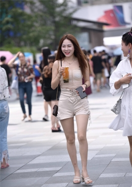 12546热k【87P】逛街的短裤小姐姐图片