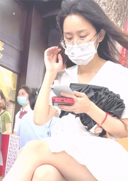 68475风很大坐在花坛边休息的短裙大白腿小姐姐视频