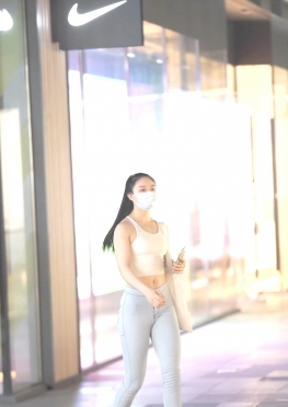 63064逛街的紧身牛仔裤长腿女孩视频
