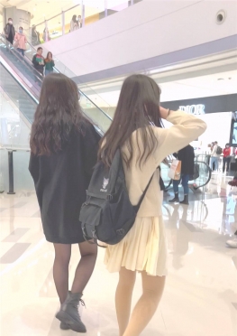 68498陪着闺蜜逛街的背着包的白丝长腿小姐姐视频