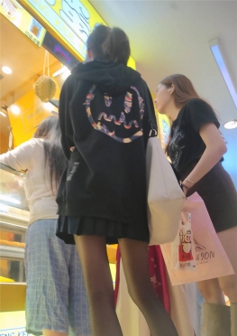 68167和闺蜜买吃的短裙黑丝足大长腿女孩视频