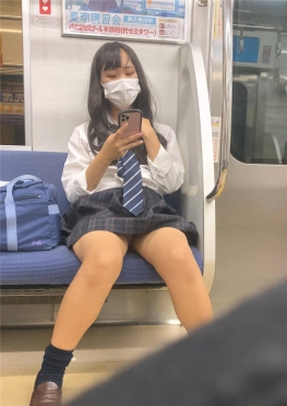 68213地铁上坐在我对面的jk超短裙同班同学小姐姐视频