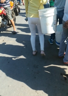 59127逛市集的白色紧身裤翘臀长腿美女视频