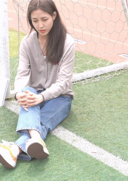 68993在操场上玩耍的白袜长腿小姐姐学妹视频