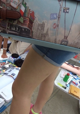 59362学校里摆地摊的牛仔热裤大白腿美女同学视频