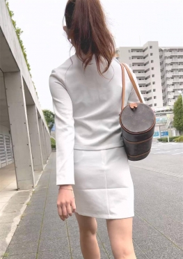 68272穿职业装乘坐地铁坐在对面的短裙长腿女孩子视频