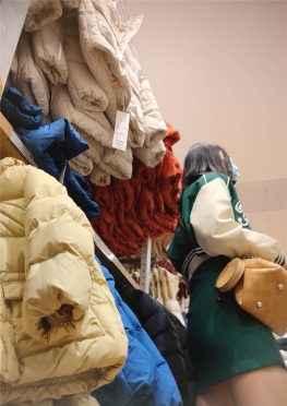 68109逛商场的短裙长腿女孩视频