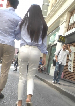 61232白色紧身裤美女视频