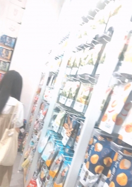 67305-67306在店里买东西的长裙小姐姐视频