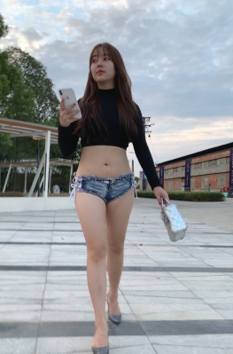 59106-59107穿牛仔热裤逛街的丰韵翘臀美女视频，性感小蛮腰长腿女孩很可爱卡哇伊