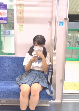 68373上了地铁就玩手机的双马尾jk短裙女孩同学视频