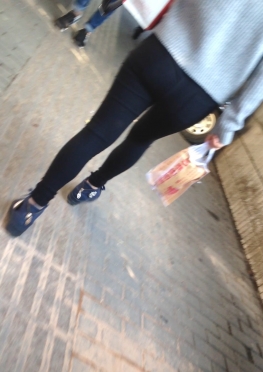 58703-58704-58705-58706逛街的黑色白色紧身裤长腿美女视频