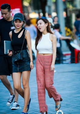 魔镜原创街拍第一站蕾丝网眼洞下的丁字裤 太诱惑了