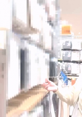 68426戴着口罩逛商超的短裙小姐姐很低视频