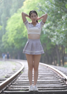 6113下一站守候DQ【763P】火车道上奔跑的超短裙长腿女孩套图