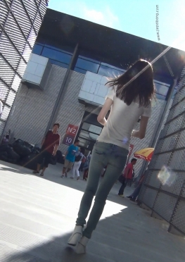 63400去现场的紧身牛仔裤长腿女孩视频