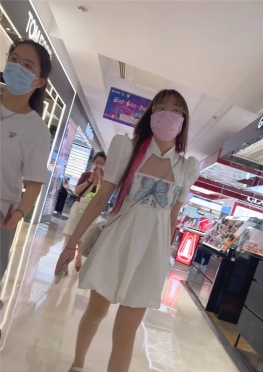 68636戴着口罩逛街的白色短裙肉丝足长腿女孩子视频