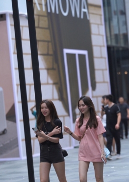 59265-59266-59267-59268-59269-59270两位大白腿长腿美女视频，性感紧身热裤翘臀女孩很可爱